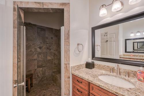 La salle de bains est pourvue d'un lavabo et d'un miroir. dans l'établissement 6203 Bills Road, à Mineral