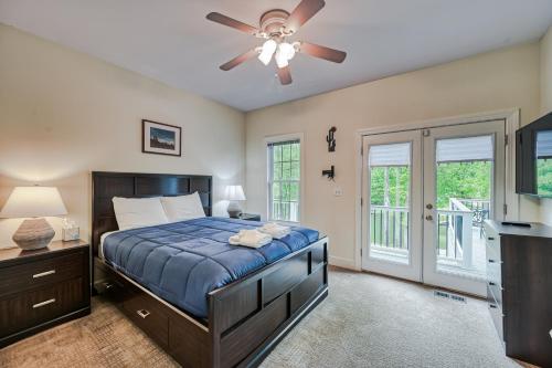 1 dormitorio con 1 cama y ventilador de techo en 6203 Bills Road, en Mineral