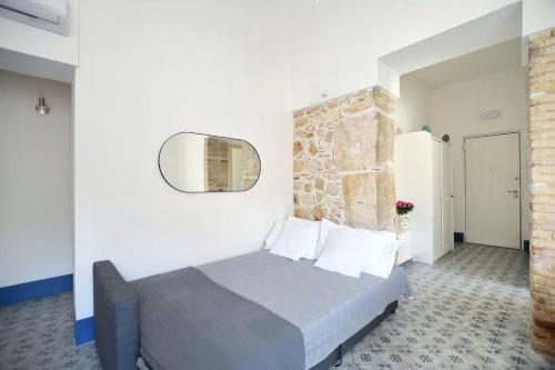 Un pat sau paturi într-o cameră la iFlat Dimora del Cassaro