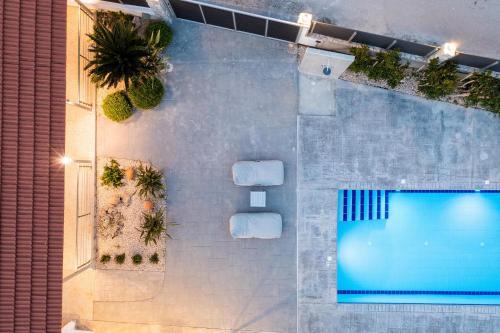 阿凡多的住宿－Reni Garden House，享有棕榈树游泳池的顶部景致
