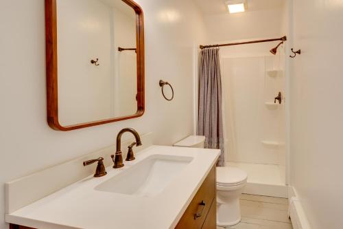 y baño con lavabo, aseo y espejo. en 17-Acre Vermont Escape with Panoramic Mountain Views en Cavendish