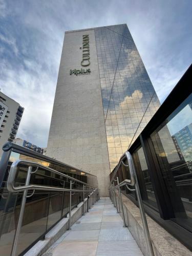 Un edificio alto con un cartel al costado. en Hotel Cullinan Deluxe, en Brasilia