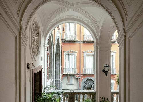 ナポリにあるCarafa di Maddaloni By Enjoy Napoliの建物のアーチ道