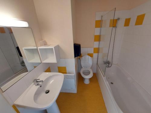 een badkamer met een wastafel, een toilet en een bad bij Logis - Le relais des deux vallées in Salvagnac