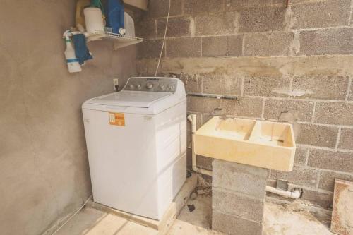 lavadero con lavadora y fregadero en Loft Centrico 4 camas ,Aire acondicionado,WIFI, parking, refrigerador, microhondas, en Ciudad Valles