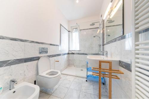 uma casa de banho com um WC, uma banheira e um lavatório. em Beachfront Luxurious Newly Built 2-Bed Flat with Stunning Sea Views & Terrace em Roseto degli Abruzzi