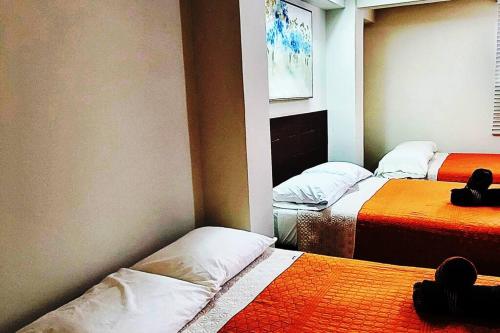 a room with two beds in a room at Loft Centrico 3 camas matrimoniales,Aire acondicionado, parking (1), refrigerador, microhondas in Ciudad Valles