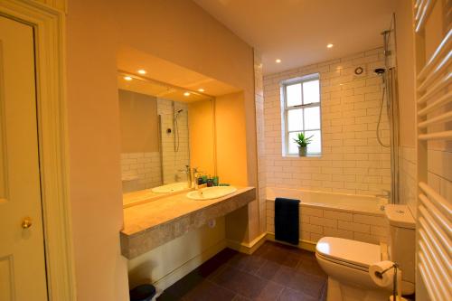 La salle de bains est pourvue d'un lavabo, d'une baignoire et de toilettes. dans l'établissement 14 St Saviours Place, YORK, à York