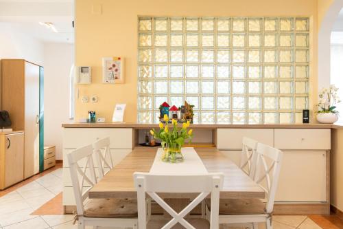 cocina con mesa, sillas y ventana en Apartment Blazi Njivice, en Njivice