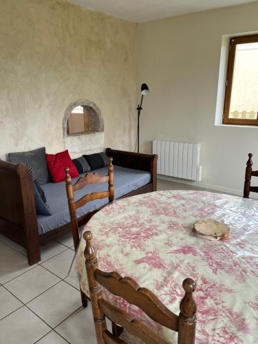 1 dormitorio con 1 cama y 1 sofá en Le gîte du manoir, en Baugé