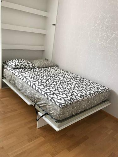 - un lit dans une chambre avec un cadre de lit dans l'établissement Loft Tartu kesklinnas, à Tartu