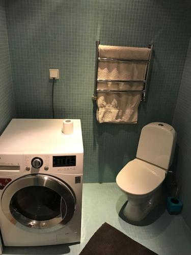 La salle de bains est pourvue d'un lave-linge et de toilettes. dans l'établissement Loft Tartu kesklinnas, à Tartu