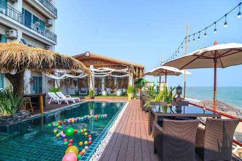 una piscina junto a un hotel con piscina en The Lord Nelson Hotel en Ban Chang