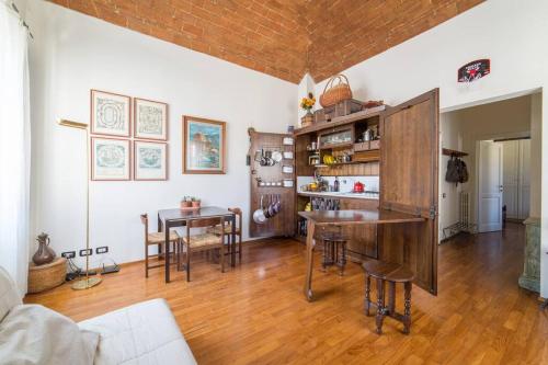 un soggiorno con tavolo e una sala da pranzo di Lovely apartment in Tuscany, near Florence a Prato