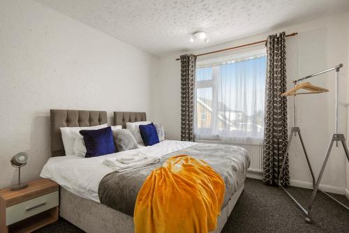 - une chambre avec un grand lit et une fenêtre dans l'établissement Home at The Brent, à Dartford