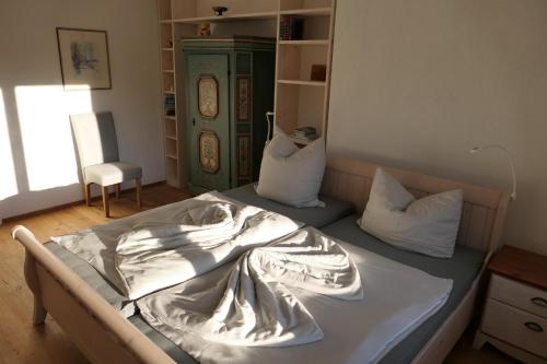 Am Hirschberg في باد هينديلانغ: سرير في غرفة مع سرير sidx sidx