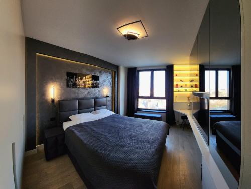 1 dormitorio con 1 cama grande y 1 sofá en Belgrade Waterfront 16th fl Lux Apt. w/ City view, en Belgrado