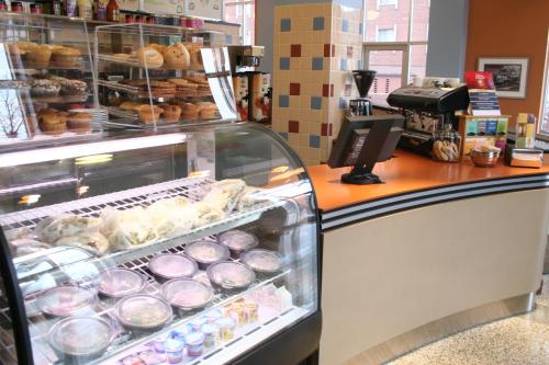 Una tienda de donas con una vitrina con donas en Ambassador Hotel Milwaukee, Trademark Collection by Wyndham, en Milwaukee