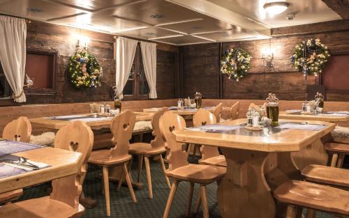 Restoran või mõni muu söögikoht majutusasutuses Davoser Hüsli by Mountain Hotels