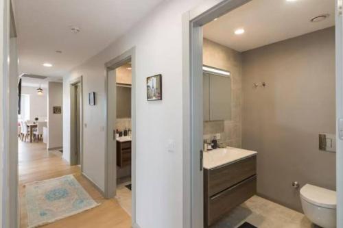 Vonios kambarys apgyvendinimo įstaigoje Residence 5 etoiles Orya Park avec piscine