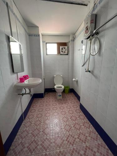 a small bathroom with a toilet and a sink at GG Sweet Home in Mae Sot