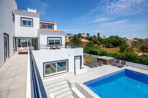 Útsýni yfir sundlaug á Villa Avalon by Algarve Vacation eða í nágrenninu