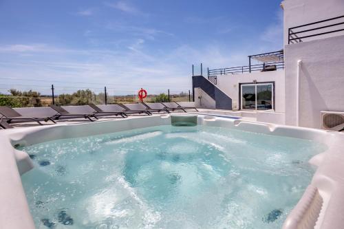 bañera de hidromasaje en la azotea de una casa en Villa Avalon by Algarve Vacation en Pêra