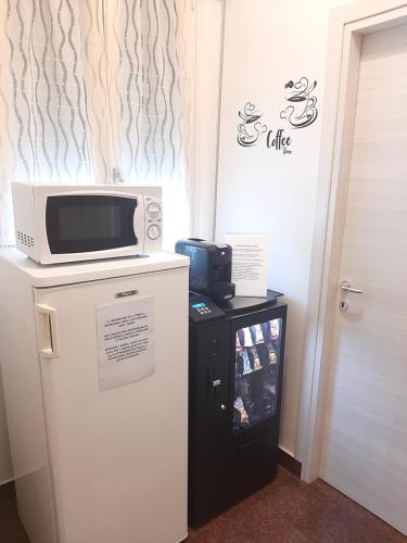 a microwave on top of a refrigerator in a room at Dolce Dormire Civitanova in Civitanova Marche