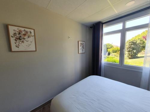 1 dormitorio con cama blanca y ventana en B75 Apartments Bilbao, en Bilbao
