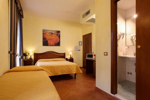 Un pat sau paturi într-o cameră la Hotel Bologna