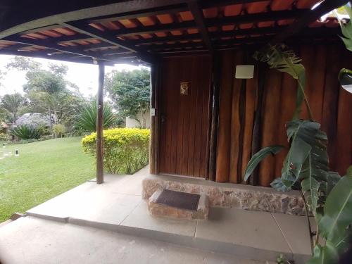 a screened in porch with a bench in a yard at Pousada Recanto da Grande Paz in Alto Paraíso de Goiás