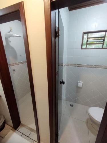 a bathroom with a shower and a toilet at Pousada Recanto da Grande Paz in Alto Paraíso de Goiás