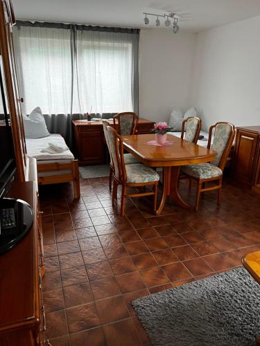 ein Esszimmer mit einem Holztisch und Stühlen in der Unterkunft OG Mitte 108A 2 Zimmer Apartment in Holzminden