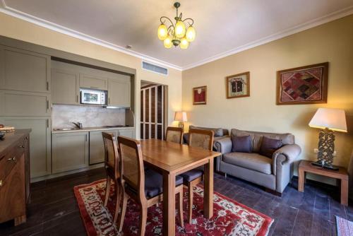 een woonkamer met een tafel en een bank bij Domina Coral Bay building 46 by Holiday Home 24 in Sharm El Sheikh