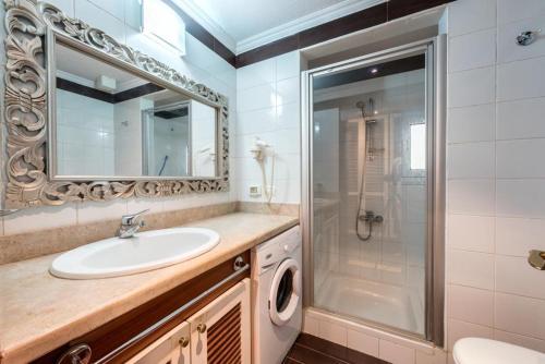 een badkamer met een wastafel en een wasmachine bij Domina Coral Bay building 46 by Holiday Home 24 in Sharm El Sheikh