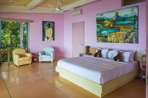 1 dormitorio con 1 cama grande y una gran pintura en la pared en ISLA SIMCA, 