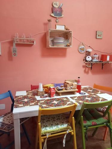 une cuisine avec une table carrelée dans l'établissement La Terrazza di Monica & Teresa, à Portici