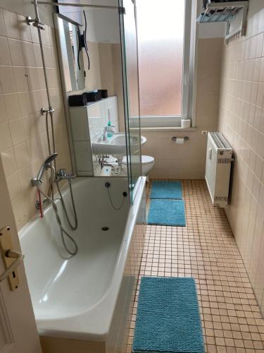 uma casa de banho com um chuveiro, um lavatório e uma banheira em WG Zimmer 108 em Holzminden