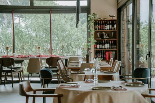 restauracja ze stołami i krzesłami oraz dużym oknem w obiekcie Çiy Restaurant & Konukevi w mieście Kusadası