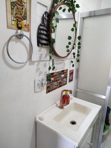 a bathroom with a sink and a mirror at Apt Flamengo colado metrô praias in Rio de Janeiro