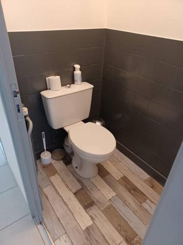 Photo de la galerie de l'établissement Maison chaleureuse, gîte pour famille, amis, ouvriers..., à Château-Gontier