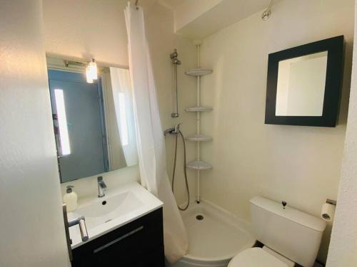 een badkamer met een toilet, een wastafel en een douche bij Plage & Sérénité in Palavas-les-Flots