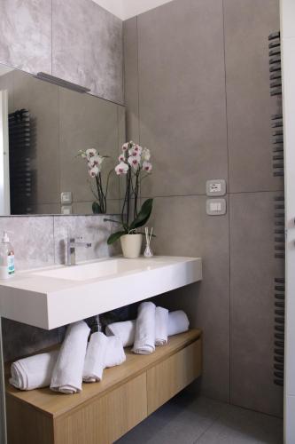 a bathroom with a sink and a mirror at Cisano Holiday Apartment in Bardolino