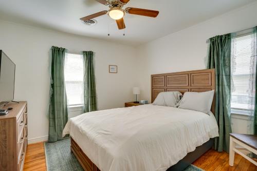 um quarto com uma cama e uma ventoinha de tecto em Richmond Vacation Home 4 Mi to Downtown! em Richmond