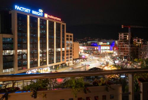 Cozy Apartment with Mountain View & Parking