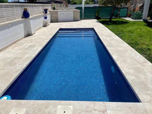 una piccola piscina blu in un cortile di Villa Aeroclub REF. 002 a Castellón de la Plana