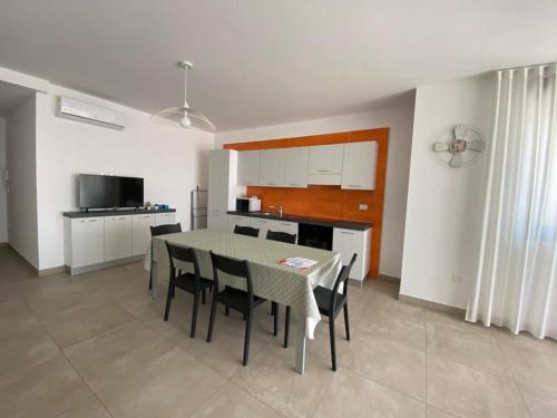 Dapur atau dapur kecil di Albachiara Residence