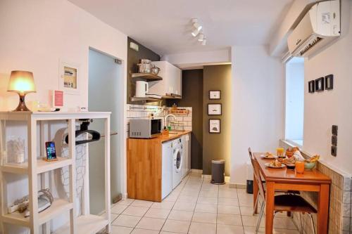 #Tyrtaiou Modern Design Studio tesisinde mutfak veya mini mutfak