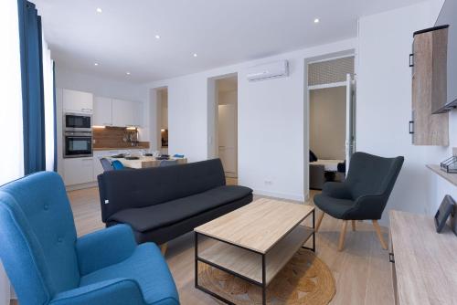 un salon avec un canapé, deux chaises et une table dans l'établissement Rue De Bone by Halldis, à Cannes