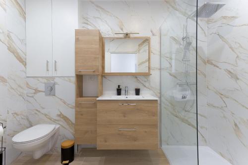 une salle de bain avec toilettes, lavabo et douche dans l'établissement Rue De Bone by Halldis, à Cannes